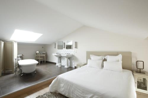 Postel nebo postele na pokoji v ubytování Auberge Du Paradis