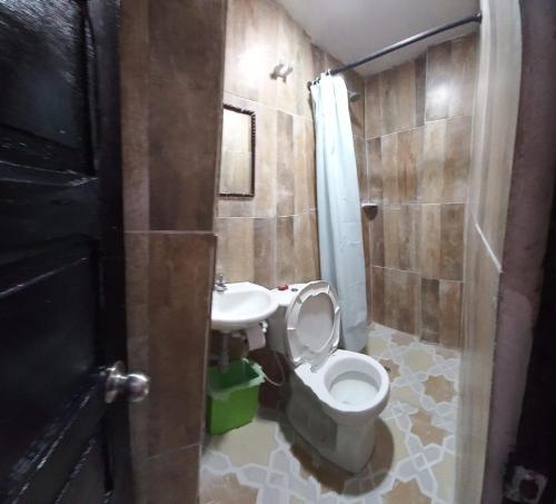 y baño con aseo y lavamanos. en HOSTAL EL BALCONCITO en Cartagena de Indias