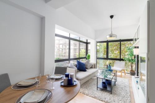 ein Wohnzimmer mit Tisch und Couch in der Unterkunft MARBELLA BANUS SUITES - Marbella Centre Soriano Suite Apartment in Marbella