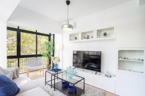 MARBELLA BANUS SUITES - Marbella Center - Super Bright 2BR - 2BA - Floor to Ceiling Windows - Prime Ricardo Soriano Location - Close to the Beach & Plaza de los Naranjos Old Town - Walk Everywhere - Surrounded by Restaurants, Cafés & Bars