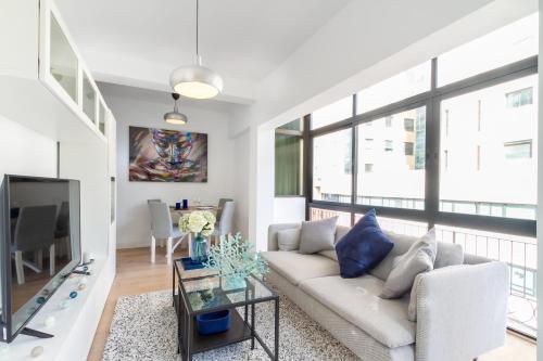 MARBELLA BANUS SUITES - Marbella Center - Super Bright 2BR - 2BA - Floor to Ceiling Windows - Prime Ricardo Soriano Location - Close to the Beach & Plaza de los Naranjos Old Town - Walk Everywhere - Surrounded by Restaurants, Cafés & Bars