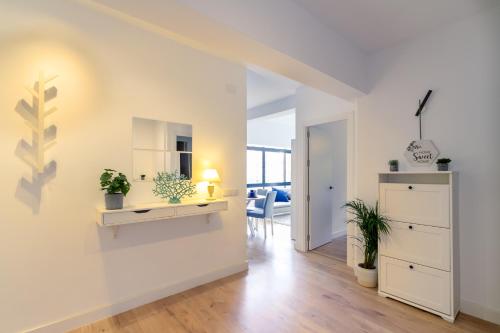 MARBELLA BANUS SUITES - Marbella Center - Super Bright 2BR - 2BA - Floor to Ceiling Windows - Prime Ricardo Soriano Location - Close to the Beach & Plaza de los Naranjos Old Town - Walk Everywhere - Surrounded by Restaurants, Cafés & Bars