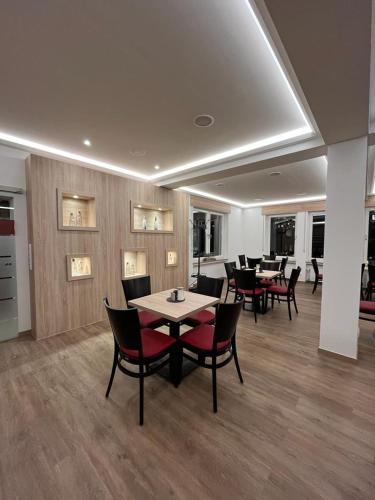 una sala da pranzo con tavoli e sedie in un edificio di Hotel Clemens a Winterberg
