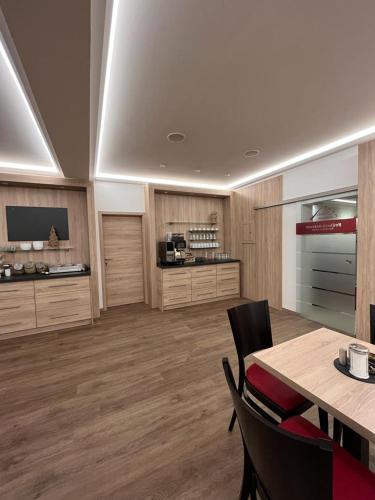 un soggiorno con tavolo e sedie e una cucina di Hotel Clemens a Winterberg
