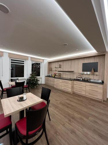 un ampio soggiorno con tavolo e sedie di Hotel Clemens a Winterberg