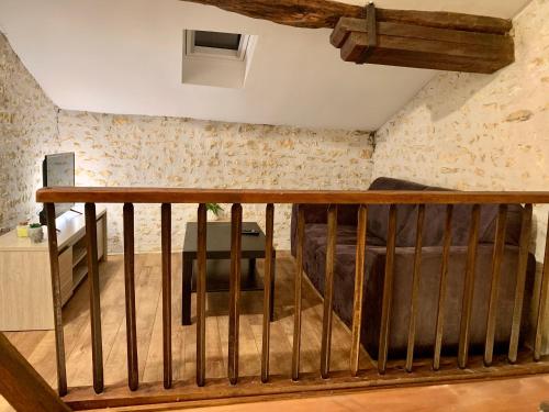 a room with a bed and a wooden railing at Gîte des Jonchères in Brizambourg