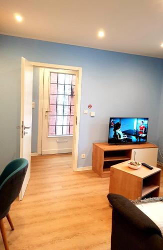 a living room with a television and a table at City - Appartement in Lengerich