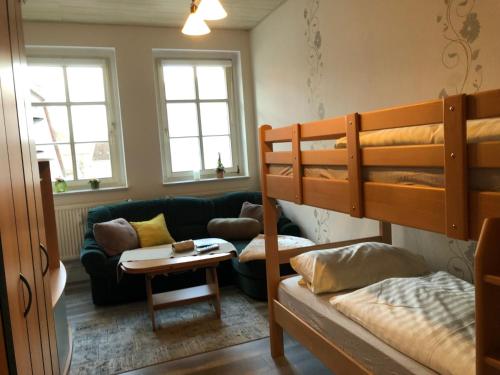 ein Wohnzimmer mit einem Etagenbett und einem Sofa in der Unterkunft Pension Wunderbar in Naumburg