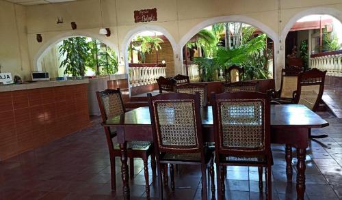 een eetkamer met tafels en stoelen in een restaurant bij HOSTAL CASA BELINDA in León