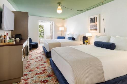 a hotel room with two beds and a kitchen at Palihouse West Hollywood in Los Angeles