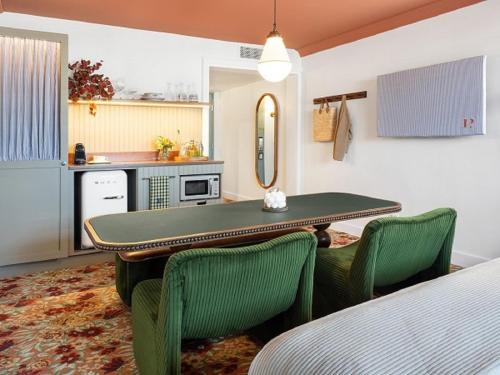 Dapur atau dapur kecil di Palihouse West Hollywood at Beverly Hills