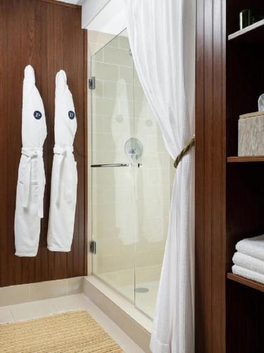 Bilik mandi di Palihouse West Hollywood at Beverly Hills