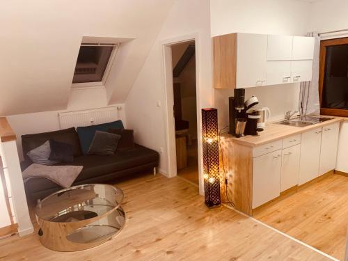 una cucina e un soggiorno con divano e tavolo di FELIX LIVING 3, modern & cozy 2 Zimmer Wohnung, Netflix, Parkplatz a Salzweg