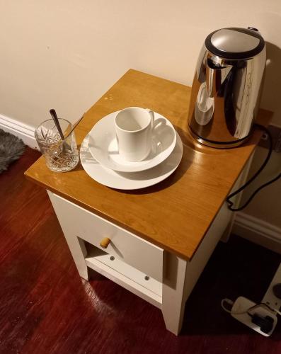 - une table avec une cafetière et une plaque de cuisson dans l'établissement Hall 2, à Farnley