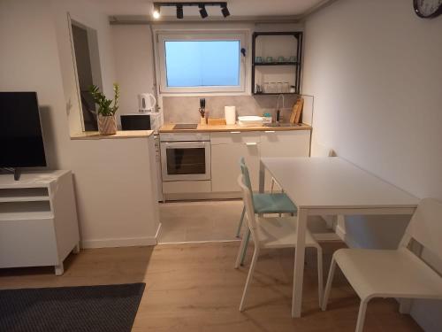 eine Küche mit einem Tisch und Stühlen sowie einem Fenster in der Unterkunft Apartment Lenchy 2 in Zagreb