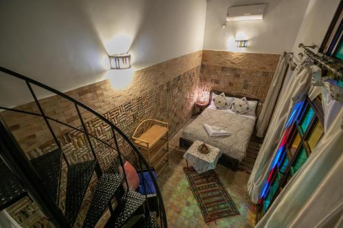 een kamer met een bed met twee katten erop bij Riad Dar Hidaya Fes in Fès