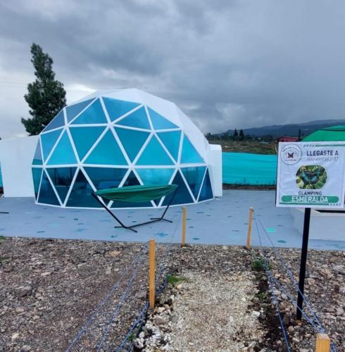 a blue iguana tent with a sign next to it at Monarca Azul Glamping in Villa de Leyva