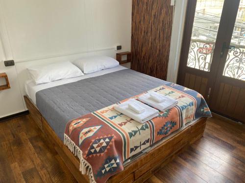 - une chambre avec un lit et 2 serviettes dans l'établissement Hostal Ochen, à Punta Arenas