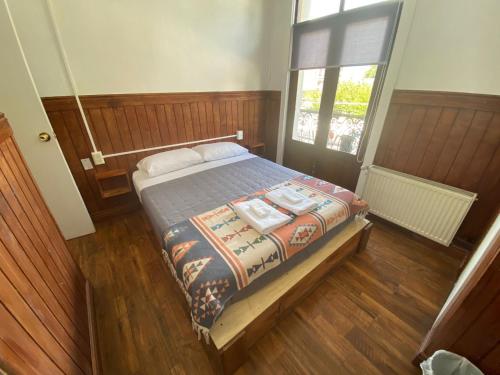 a bedroom with a bed and a window at Hostal Ochen in Punta Arenas