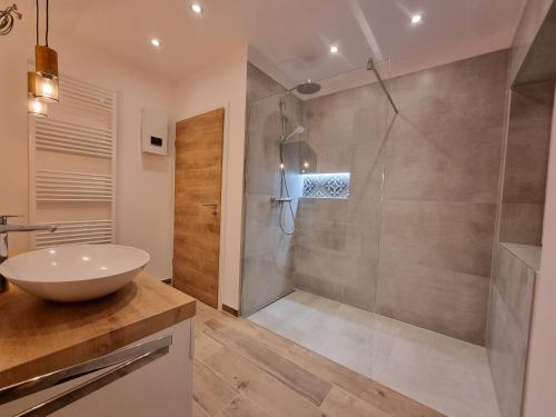 a bathroom with a sink and a shower at Andinas FeWo - Wunderschöner Ausblick auf den See in Olpe