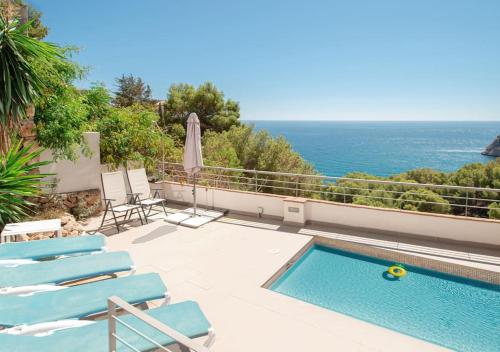 Very sunny house with great sea views, 3 terraces and private heated pool