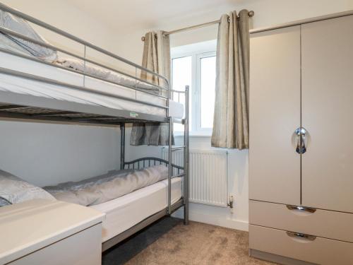 パドストウにある6B The Mewsの二段ベッド2台と窓のある寝室