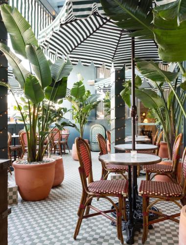 Restoran atau tempat lain untuk makan di Palihouse West Hollywood at Beverly Hills