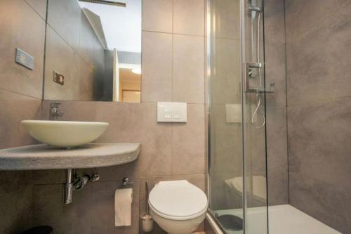 Bilik mandi di Morden flat close to DLR station with free parking