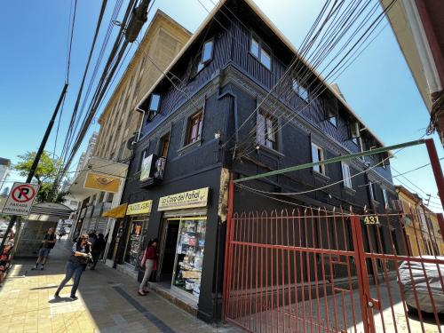 a black building on the corner of a street at VOY Hostales - Oriente in Viña del Mar