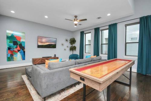 Χώρος καθιστικού στο Skyline Views - Sleeps 10 Home Near Downtown