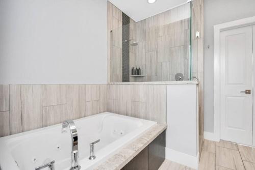 Ένα μπάνιο στο Skyline Views - Sleeps 10 Home Near Downtown