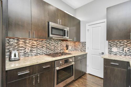 Η κουζίνα ή μικρή κουζίνα στο Skyline Views - Sleeps 10 Home Near Downtown