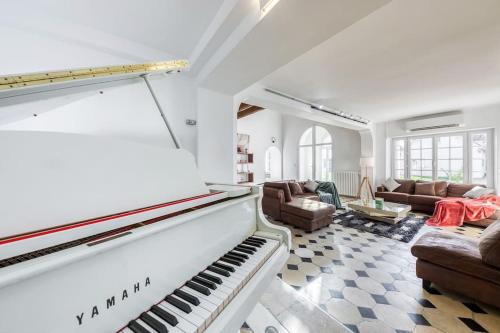 Photo de la galerie de l'établissement Charmante Maison de 240 m2 avec bâtisse supplémentaire indépendante, à Orvilliers