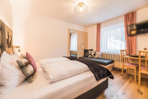 1 dormitorio con 1 cama grande y escritorio en Sonnleitn, en Laion