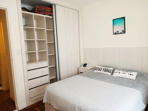 Dormitorio pequeño con cama y armario en Agustina en Mar del Plata