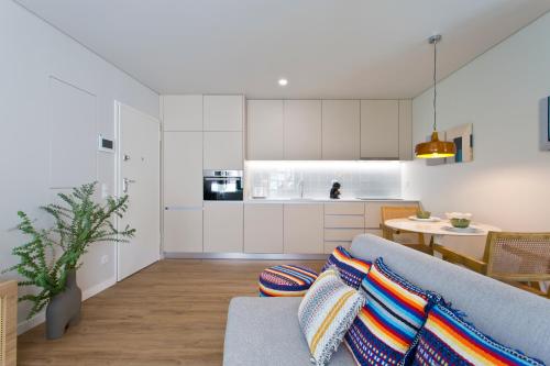 sala de estar con sofá y cocina en Boutique Rentals- SEA Breeze Apt en Oporto