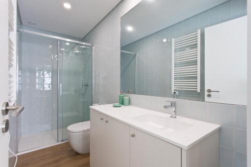 uma casa de banho com um WC, um lavatório e um chuveiro em Boutique Rentals- SEA Breeze Apt no Porto