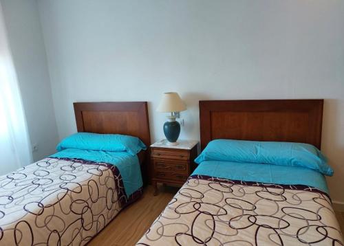 twee bedden naast elkaar in een slaapkamer bij Villa Mateo in Murcia