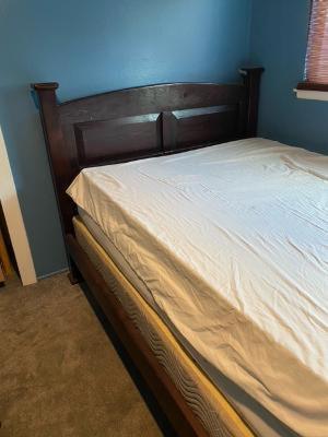 uma cama num quarto com uma parede azul em rooms available in single family house em Los Angeles