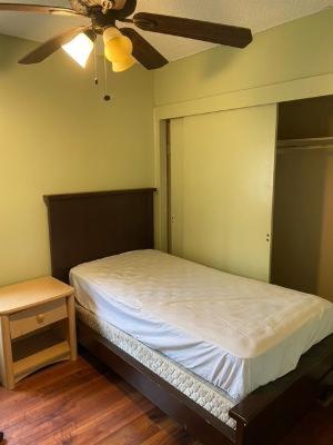 Uma cama ou camas num quarto em rooms available in single family house