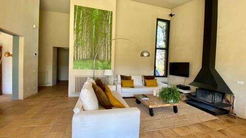 un soggiorno con divano bianco e camino di Preciosa casa unifamiliar en calella a Calella de Palafrugell