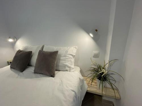 Posteľ alebo postele v izbe v ubytovaní Anastasios' artwork apartment