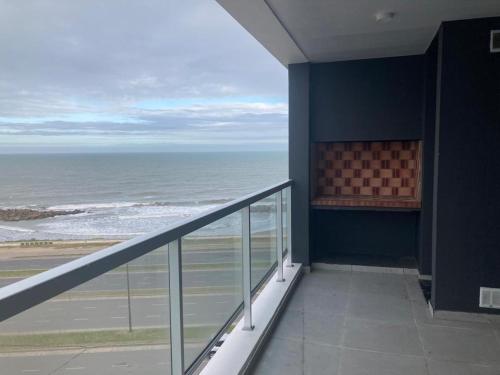 balcón con vistas al océano en Mareas en Mar del Plata