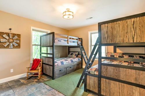 1 dormitorio con 2 literas y 1 cama en Luxurious Waynesville Family Home with Gorgeous View, en Waynesville