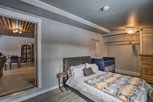 Tempat tidur dalam kamar di Cozy Cle Elum Cabin with 3 Acres and Stocked Pond