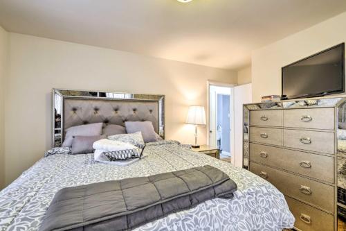 1 dormitorio con 1 cama grande y vestidor con TV en Pet-Friendly Home Less Than 6 Mi to National Mall!, en Hillcrest Heights