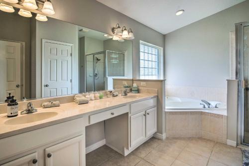een badkamer met een grote wastafel en een bad bij Spacious Ocala Home with Lanai and Private Pool! in Ocala Ridge