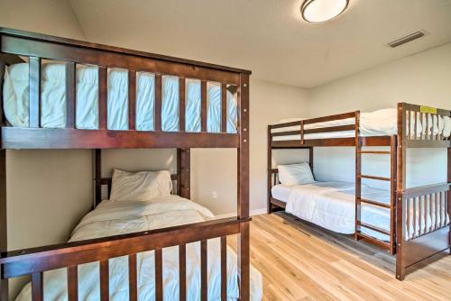 2 stapelbedden in een kamer met een stapelbed bij Spacious Ocala Home with Lanai and Private Pool! in Ocala Ridge