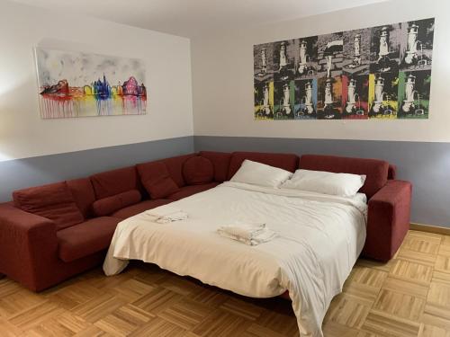 um quarto com uma cama e um sofá em B&S Domus Colosseo em Roma