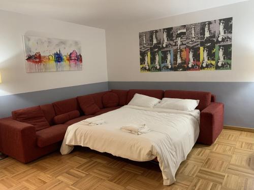 uma cama e um sofá num quarto em B&S Domus Colosseo em Roma
